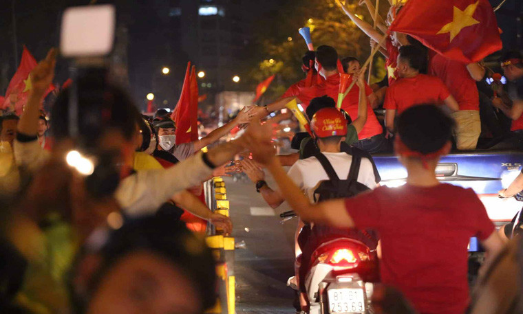 Nhiều hình ảnh thân thiết trên đường của hàng vạn người đã tạo ra cảnh tượng đẹp.