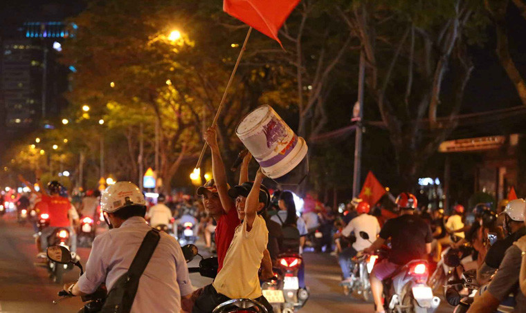 Đến rạng sáng nay 7/12, khắp các nẻo đường ở TP.HCM, người hâm mộ vẫn còn đổ xuống đường vui mừng chiến thắng.