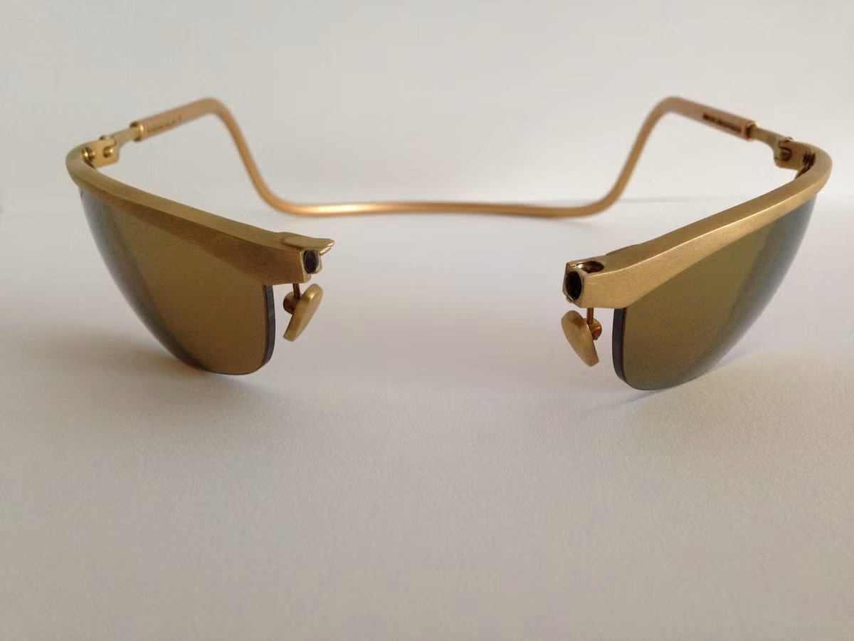 75.000 USD (hơn 1,6 tỷ đồng) là giá của chiếc kính dáng thể thao do hãng Clic Gold sản xuất. Kính được làm thủ công hoàn toàn từ vàng 18k, hoàn thành trong 40 đến 50 giờ đồng hồ.
