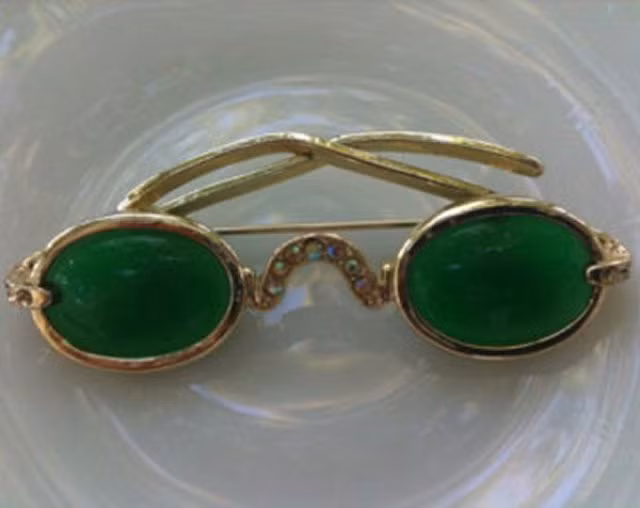 Chiếc kính Emerald của thương hiệu Shiels Jewellers (Australia) được lấy cảm hứng từ hoàng đế La Mã Nero. Các nhà sản xuất phải mất 5 năm để cắt gọt những viên đá màu xanh ngọc để tạo nên chiếc kính giá 200.000 USD (khoảng 4,5 tỷ đồng).