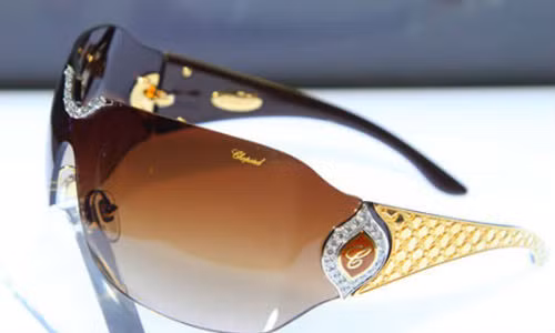 Chiếc kính đắt nhất thế giới hiện nay thuộc về nhà sản xuất Chopard De Rigo của Thụy Sỹ vơi giá 408.000 USD (hơn 9 tỷ đồng). Chiếc kính tiền tỷ này được gắn tới 51 viên kim cương, mỗi viên có trọng lượng 4 carat.
