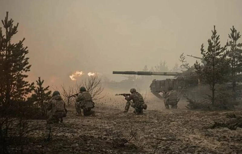 Theo báo cáo của trang Topwar, ngày 6/11, Quân đội Nga đột ngột thay đổi chiến thuật ở tây nam Kurakhove, thay vì cho lực lượng thiết giáp tiến dọc toàn bộ chiến tuyến về phía bắc, Nga đã tập trung lực lượng thiết giáp thành hai mũi nhọn, dốc toàn lực tấn công cơ giới vào các làng Sukhi Yaly và Razliv. Ảnh: Bộ Tổng tham mưu Ukraine.