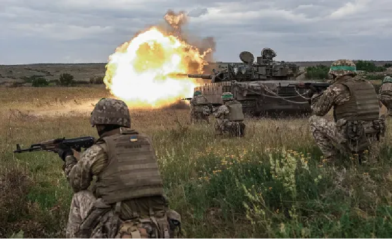 Trong 24 giờ qua, quân Nga đã tiến thêm 1,5 km về hướng Razliv và hiện chỉ còn cách ngôi làng này chưa đầy 6 km. Theo lời của chỉ huy Quân đội Ukraine có biệt danh “Muchnoy”, để bảo vệ hai ngôi làng này, Quân đội Ukraine đã triển khai một đơn vị xe tăng với quy mô không xác định đến Razliv vào ngày 6/11; sau khi đến Razliv, một phần lực lượng này tiếp tục tiến đến làng Sukhi Yaly. Ảnh: Ukinform.