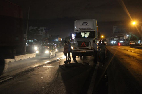 Kinh hoang nguoi dan ong lao vao container tu van