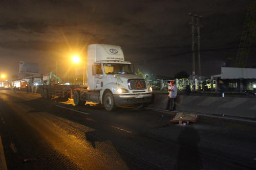 Kinh hoang nguoi dan ong lao vao container tu van-Hinh-2