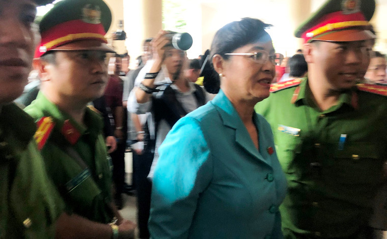 Gần 500 cử tri quận 2 tham dự buổi tiếp xúc, với 140 người đã đăng ký phát biểu, gấp gần 3 lần so với số người đăng ký phát biểu trong buổi tiếp xúc với Tổ đại biểu Quốc hội hôm 9/5 vừa qua.