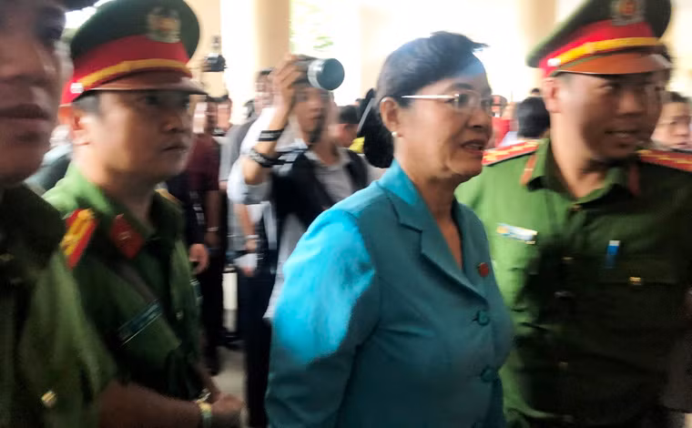 Gần 500 cử tri quận 2 tham dự buổi tiếp xúc, với 140 người đã đăng ký phát biểu, gấp gần 3 lần so với số người đăng ký phát biểu trong buổi tiếp xúc với Tổ đại biểu Quốc hội hôm 9/5 vừa qua.