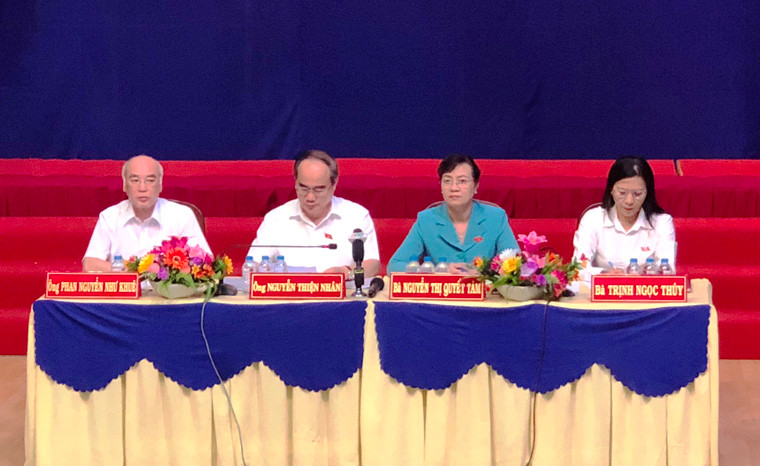 "Câu trả lời của tôi là không và thiết tha xin bà con ủng hộ chủ trương của TP, vào ở các khu tái định cư trong lúc chờ TP giải quyết. Vào đây, các hộ dân chỉ phải trả tiền điện nước, còn lại các loại phí không phải trả. Tôi khẳng định việc này không phải bà con vào đó rồi xí xóa hết cho thành phố. Thành phố không gạt bà con, mà chỉ muốn cuộc sống ngắn hạn của bà con tốt hơn bây giờ", Bí thư Nguyễn Thiện Nhân nói.