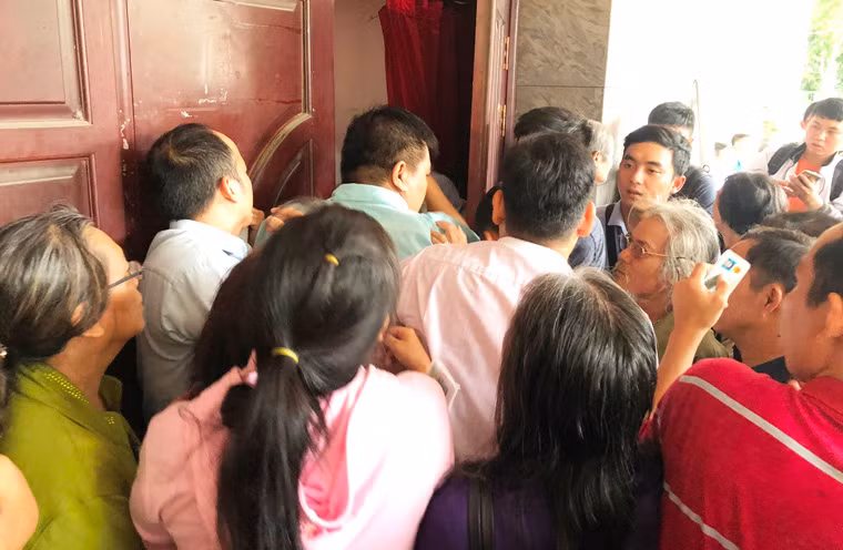 Ngay từ giữa trưa cùng ngày, đã có hàng trăm người, đa số là những hộ dân có liên quan kiến nghị về dự án khu đô thị mới Thủ Thiêm (quận 2) đã có mặt tại Nhà Thiếu nhi quận 2 để mong muốn được gặp Bí thư TP HCM.