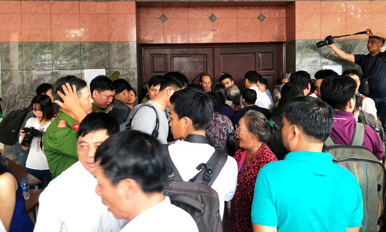 Thực hiện lời hứa gặp gỡ người dân có khiếu nại về dự án Khu đô thị (KĐT) mới Thủ Thiêm, chiều 20/6, Bí thư Thành ủy TP HCM Nguyễn Thiện Nhân đã cùng tổ Đại biểu Quốc hội TP HCM tiếp xúc với cử tri quận 2.