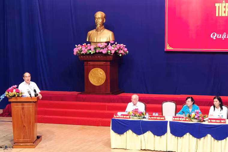 Nhiều người đã đồng loạt vỗ tay khi Bí thư thành ủy TP HCM nói rằng, nếu nhà dân ngoài ranh thu hồi đất KĐT mới Thủ Thiêm thì không phải di dời, đồng thời khẳng định "thành phố không gạt bà con". Cuộc làm việc giữa Bí thư Thành uỷ TP HCM Nguyễn Thiện Nhân với cư dân Thủ Thiêm từ chiều 20/6 đến 20 tối cùng ngày mới kết thúc, ông Nhân đã chia sẻ và hứa xem xét nhanh các kiến nghị của người dân.