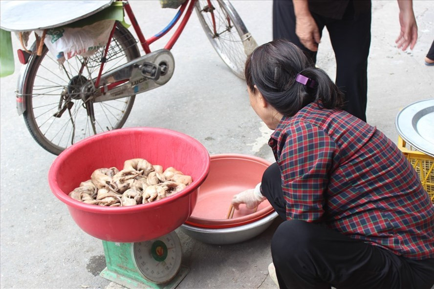 "Chuột thủ" tiết lộ kĩ nghệ săn chuột thu nửa tạ mỗi ngày Sau khi làm sạch, luộc chín, thịt chuột được bán cho khách quen tại chợ.