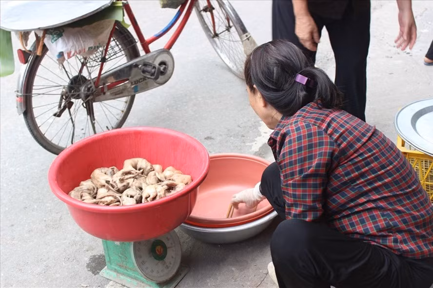 Sau khi làm sạch, luộc chín, thịt chuột được bán cho khách quen tại chợ.