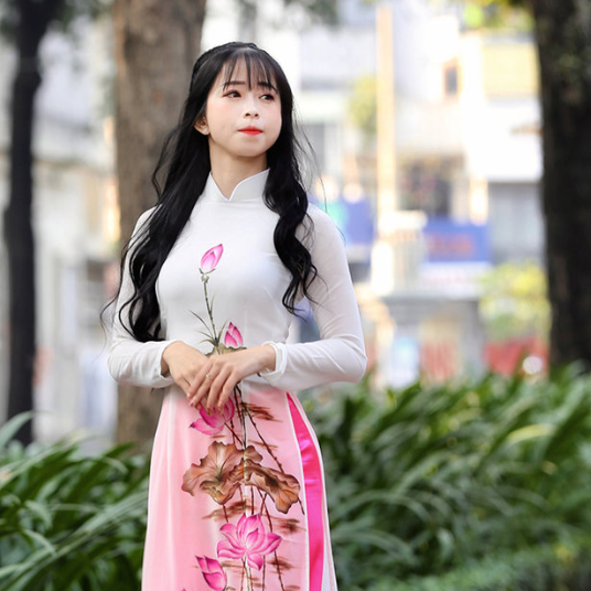 Trên đội tuyển Taekwondo Việt Nam bây giờ không thể thiếu hình bóng của cô gái xinh đẹp Châu Tuyết Vân. Không chỉ là thủ lĩnh, sự xuất hiện của Vân còn mang ý nghĩa tinh thần. Khéo léo, duyên dáng và tâm lí, Châu Tuyết Vân dẫn dắt các lứa đàn em kế cận mình đi từ hết thành công này đến thành công khác. Trên tuyển, đồng đội gọi Châu Tuyết Vân là ‘boss” vì cô lớn nhất trong các VĐV. Nhưng vì hiền lành nên “chị cả” đôi khi cũng bị ăn hiếp. Tham dự SEA Games 30 lần này, Châu Tuyết Vân và đồng đội đã thi đấu xuất sắc ở nội dung quyền sáng tạo 5 người để mang về tấm HCV cho TTVN. Cô gái nhỏ bé 12 năm trước còn bỡ ngỡ khi đặt chân lên tuyển giờ đã là VĐV Taekwondo nổi bật nhất của đội tuyển, là nhà vô địch thế giới, là đầu tàu của Taekwondo Việt Nam.