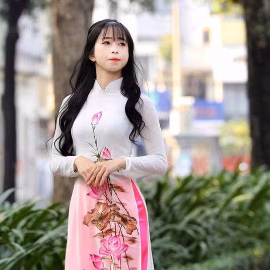 Trên đội tuyển Taekwondo Việt Nam bây giờ không thể thiếu hình bóng của cô gái xinh đẹp Châu Tuyết Vân. Không chỉ là thủ lĩnh, sự xuất hiện của Vân còn mang ý nghĩa tinh thần. Khéo léo, duyên dáng và tâm lí, Châu Tuyết Vân dẫn dắt các lứa đàn em kế cận mình đi từ hết thành công này đến thành công khác. Trên tuyển, đồng đội gọi Châu Tuyết Vân là ‘boss” vì cô lớn nhất trong các VĐV. Nhưng vì hiền lành nên “chị cả” đôi khi cũng bị ăn hiếp. Tham dự SEA Games 30 lần này, Châu Tuyết Vân và đồng đội đã thi đấu xuất sắc ở nội dung quyền sáng tạo 5 người để mang về tấm HCV cho TTVN. Cô gái nhỏ bé 12 năm trước còn bỡ ngỡ khi đặt chân lên tuyển giờ đã là VĐV Taekwondo nổi bật nhất của đội tuyển, là nhà vô địch thế giới, là đầu tàu của Taekwondo Việt Nam.