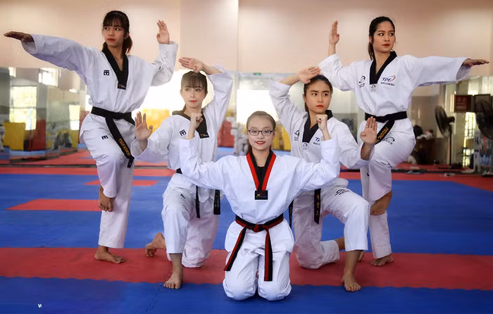 Là một VĐV chuyên nghiệp đã hơn 12 năm, Châu Tuyết Vân chẳng lại gì với việc thi đấu và tập huấn xa nhà. Mỗi năm vài lần cô phải bay sang nước khác thi đấu hàng tháng trời, chưa kể thời gian tập luyện khiến cô gần như không có thời gian để ở bên gia đình. Có lúc, thời gian về thăm gia đình của đả nữ Taekwondo trong một tháng chỉ vài ngày. Sau đó Châu Tuyết Vân lại lên đường với những thử thách và nhiệm vụ mới.