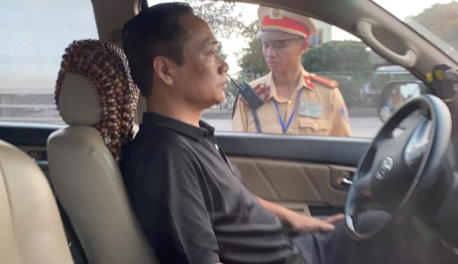  Tài xế cố thủ trong xe uống nước lên tục khi bị kiểm tra nồng độ cồn: Khoảng 13h ngày 8/1, CSGT tỉnh Hải Dương kiểm tra nồng độ cồn tài xế lái ô tô hiệu Toyota Fortuner mang biển kiểm soát 34A-125.07 trên quốc lộ 5, đoạn qua thôn Bầu, thị trấn Lai Cách, huyện Cẩm Giàng tuy nhiên, tài xế này khóa cửa cố thủ bên trong và liên tục uống nước. (Ảnh: Zing)