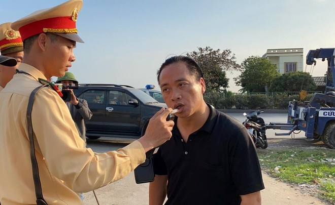 Hơn 3 giờ sau, lực lượng CSGT buộc phải điều xe cứu hộ đến để kéo chiếc ô tô trên về xử lý, khi CSGT dán niêm phong thì người đàn ông khoảng 40 tuổi mới bước ra ngoài. Tại thời điểm này, kết quả máy đo không phát hiện được tài xế có nồng độ cồn, tài xế này nói sẵn sàng nộp phạt nhưng không chấp hành thêm bất cứ yêu cầu nào khác của CSGT như xuất trình giấy tờ xe, thông tin cá nhân. (Ảnh: Zing)
