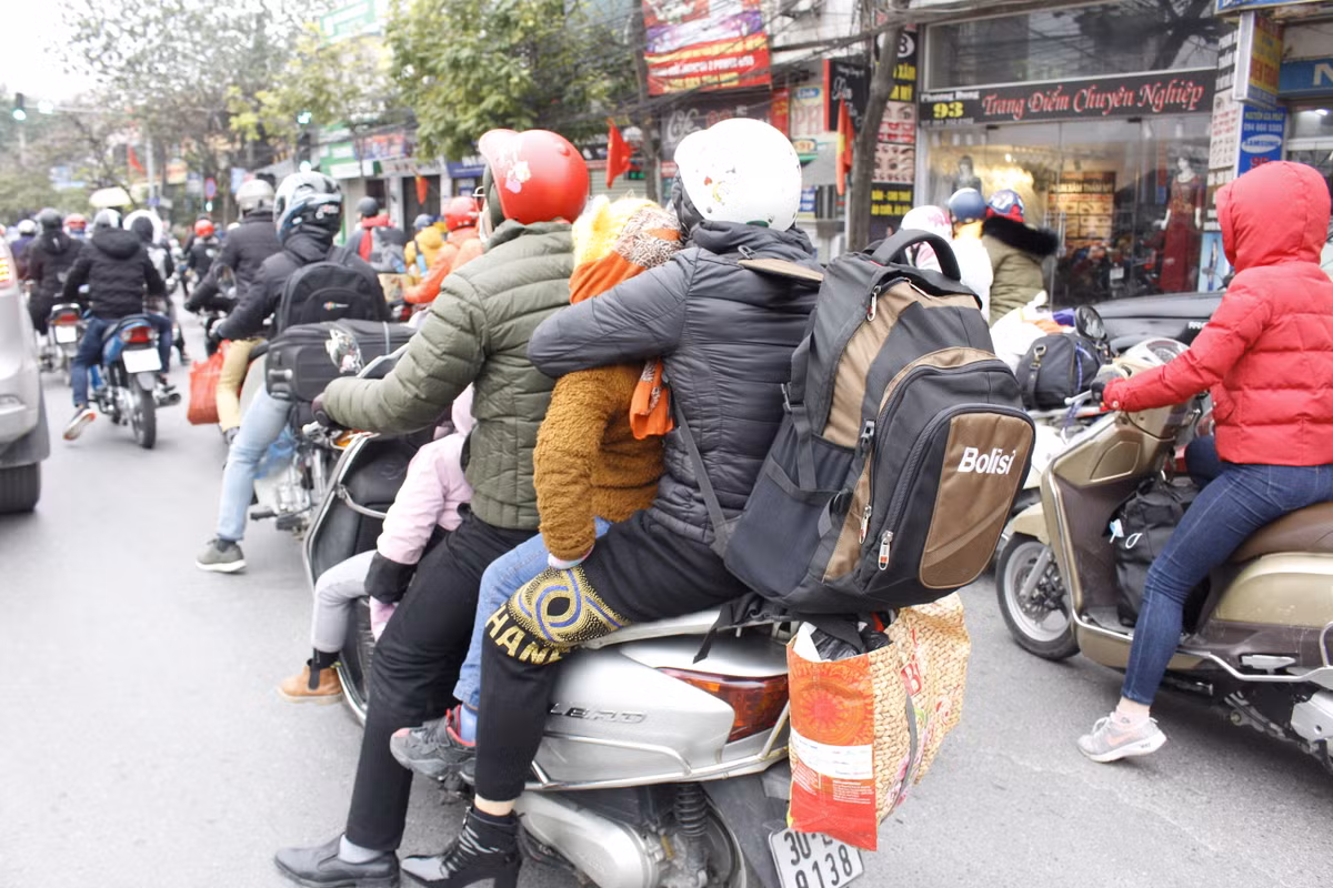 Người dân trở về Thủ đô học tập và làm việc với nhiều hành lý.