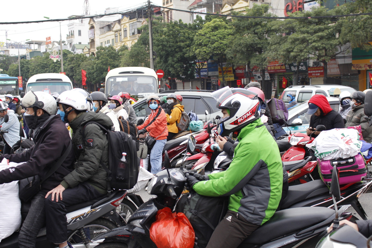 Tại ngã 3 Văn Điển - Quốc lộ 1A, lượng xe cộ hướng về Hà Đông rất đông đúc.