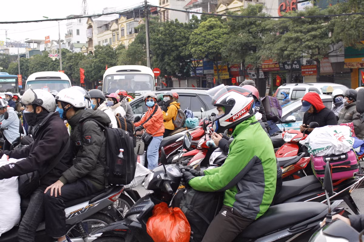 Tại ngã 3 Văn Điển - Quốc lộ 1A, lượng xe cộ hướng về Hà Đông rất đông đúc.