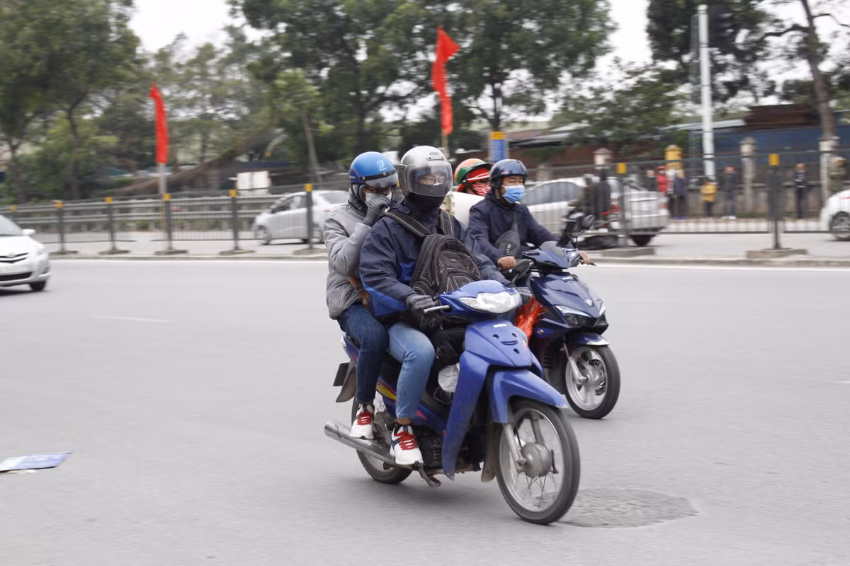 Do thời tiết lạnh khiến người dân phải trang bị quần áo thật ấm, nhiều người mặc cả áo mưa.