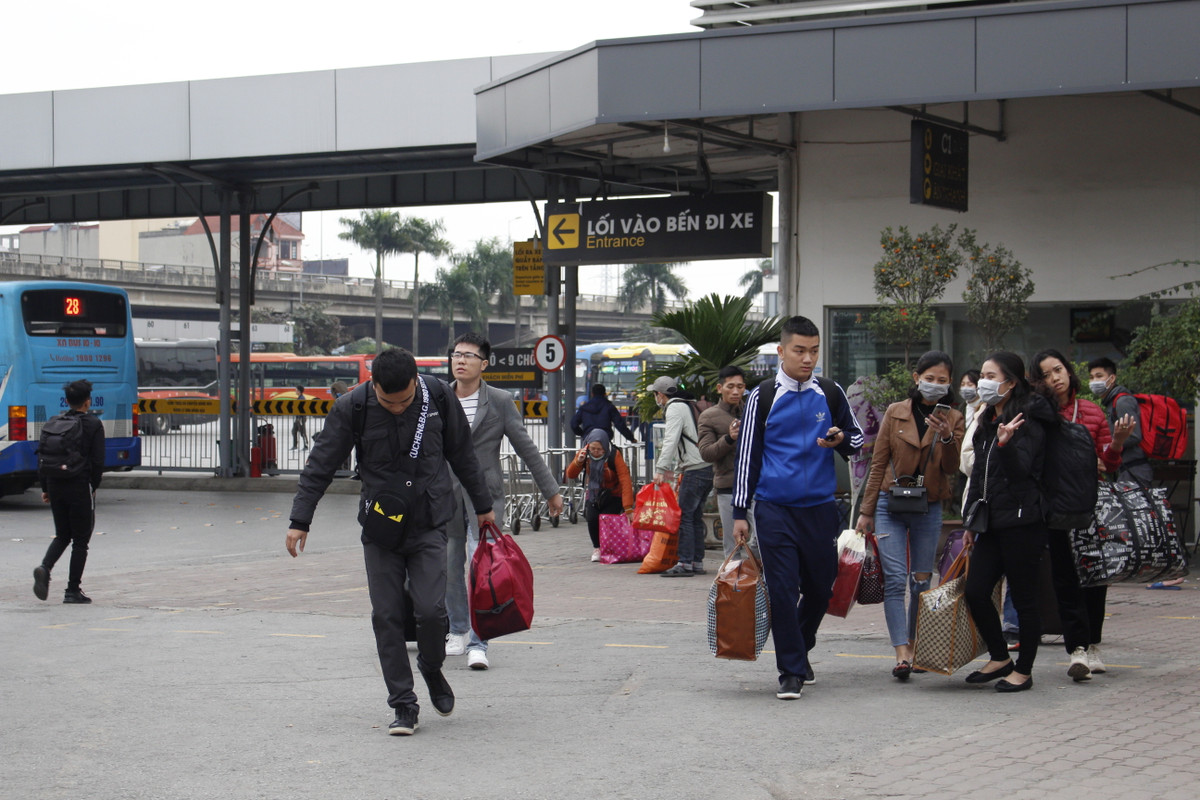 Ghi nhận tại bến xe Nước Ngầm cũng rất đông nghịt người đa số là người lao động tự do và sinh viên.