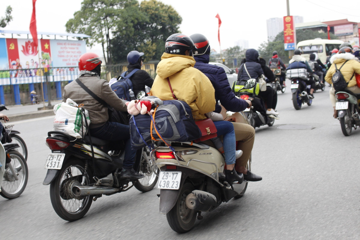 Theo ghi nhận của PV ngày 29/1 (tức mùng 5 Tết Nguyên đán), cho thấy rất nhiều người đã rục rịch đi xe về Thủ đô.