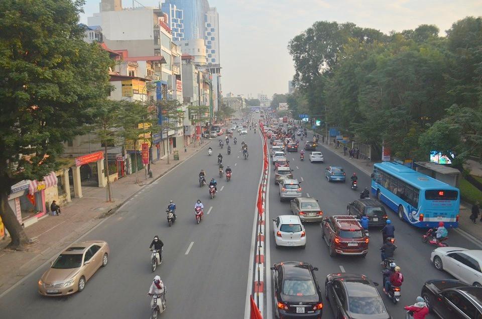 Trái lại với các tuyến đường trên, nhiều tuyến đường phố tại Hà Nội cũng khá thông thoáng.
