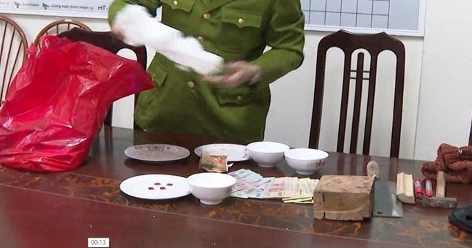 Theo cơ quan công an, sới bạc này không lựa chọn một vị trí nhất định mà thường xuyên thay đổi địa điểm đồng thời tổ chức đưa đón con bạc bằng xe ô tô 16 chỗ, khi lên xe, sau khi thu hết điện thoại di động các con bạc mới được chủ sới thông báo địa điểm đánh bạc. (Ảnh: Nguoiduatin) Nghệ An phá sới bạc khủng trong quán karaoke. (Nguồn: VTC14)