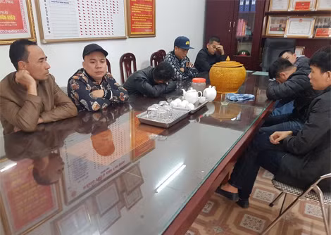 Cụ thể, khoảng 2h sáng 2/1, khi các con bạc trên từ tàu trở về bờ thì lực lượng chức năng đã tổ chức đón lõng và bắt 27 đối tượng, tạm giữ 5 xe ô tô cùng 1,5 tỉ đồng tiền mặt. (Ảnh: CAND)