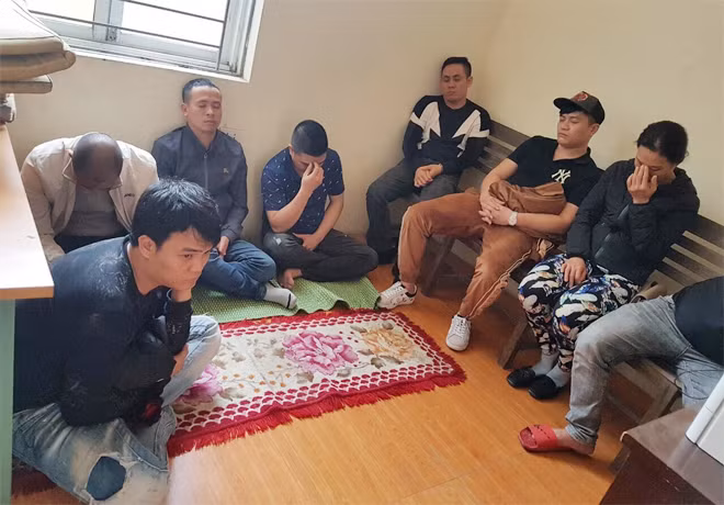  Bắt con bạc sát phạt nhâu trên tàu với số tền lên đến hàng tỷ đồng: Ngày 2/1, thông tin từ công an tỉnh Hải Dương cho biết, Phòng Cảnh sát hình sự, Công an tỉnh Hải Dương đã phối hợp với công an huyện Ninh Giang (Hải Dương) và các đơn vị nghiệp vụ triệt phá một sới bạc được tổ chức trên một con tàu neo trên sông Luộc (đoạn qua xã Hiệp Lực, huyện Ninh Giang). (Ảnh: CAND)