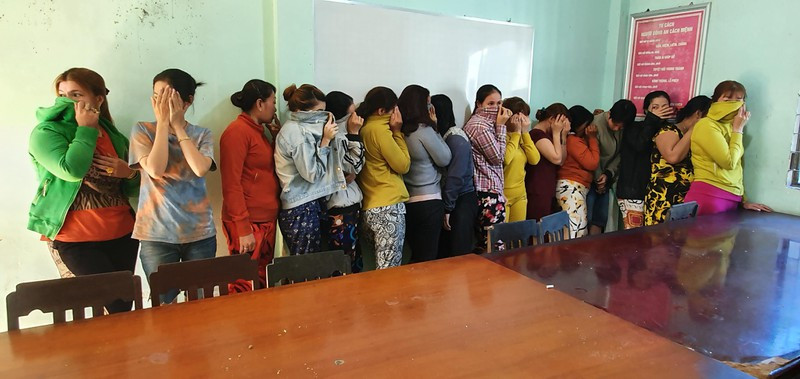 Tại hiện trường, lực lượng chức năng đã thu giữ 98 bộ bài, hàng chục xe máy, điện thoại và hơn 100 triệu đồng, đồng thời các đối tượng này khai nhận tất cả đều có hộ khẩu thường trú trong và ngoài huyện Châu Thành, sau đó, các con bạc đã được đưa về trụ sở công an để điều tra, xử lý theo quy định của pháp luật. (Ảnh: Plo)