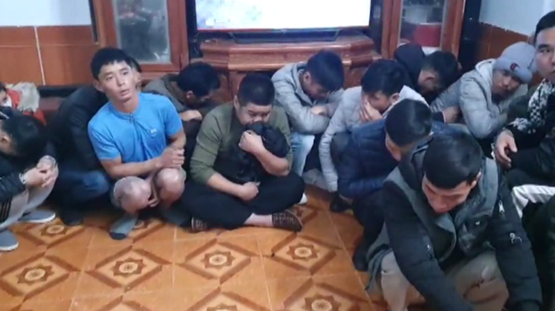  Bắc Giang: Đưa rước con bạc như VIP: Ngày 17/12/2019, công an tỉnh Bắc Giang cho biết, đơn vị này vừa triệt phá một sới bạc tại nhà Lý Văn Lâm (SN 1971, trú tại xã Quý Sơn, huyện Lục Ngạn) bắt quả 21 đối tượng đang có hành vi đánh bạc dưới hình thức xóc đĩa, thu giữ hơn 25 triệu đồng, 3 xe ô tô, 2 xe mô tô cùng nhiều vật dụng có liên quan. (Ảnh: Anninhthudo)