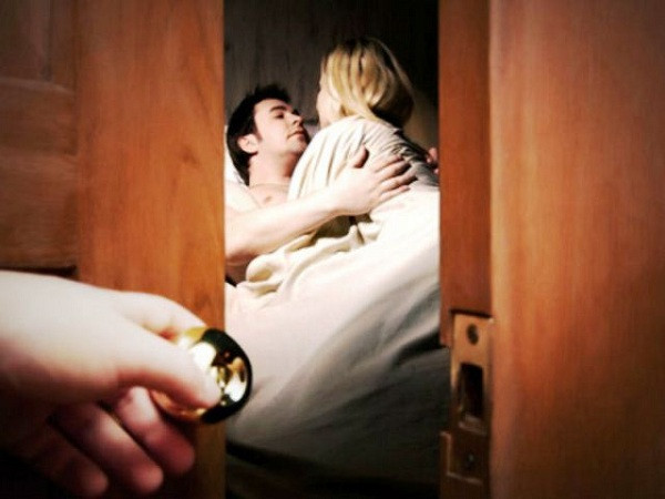 Chong thue phong cho nhan tinh o ngay ben canh trong tuan trang mat-Hinh-2