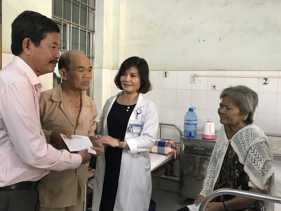 Nhuong nhau qua tet, nghia cu cao dep cua benh nhan ngheo khien nhieu nguoi xuc dong