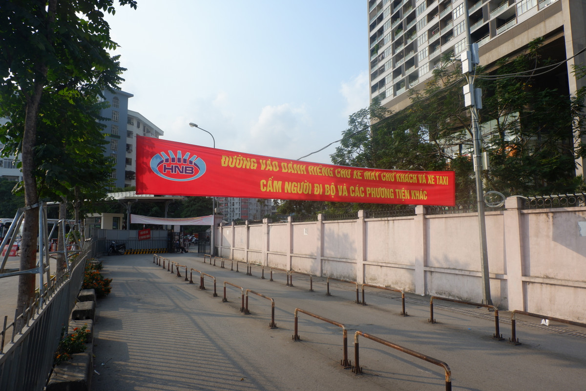 Do lượng khách đến bến giảm nên lượng xe như taxi, xe ôm đến đưa đón tại bến cũng giảm.