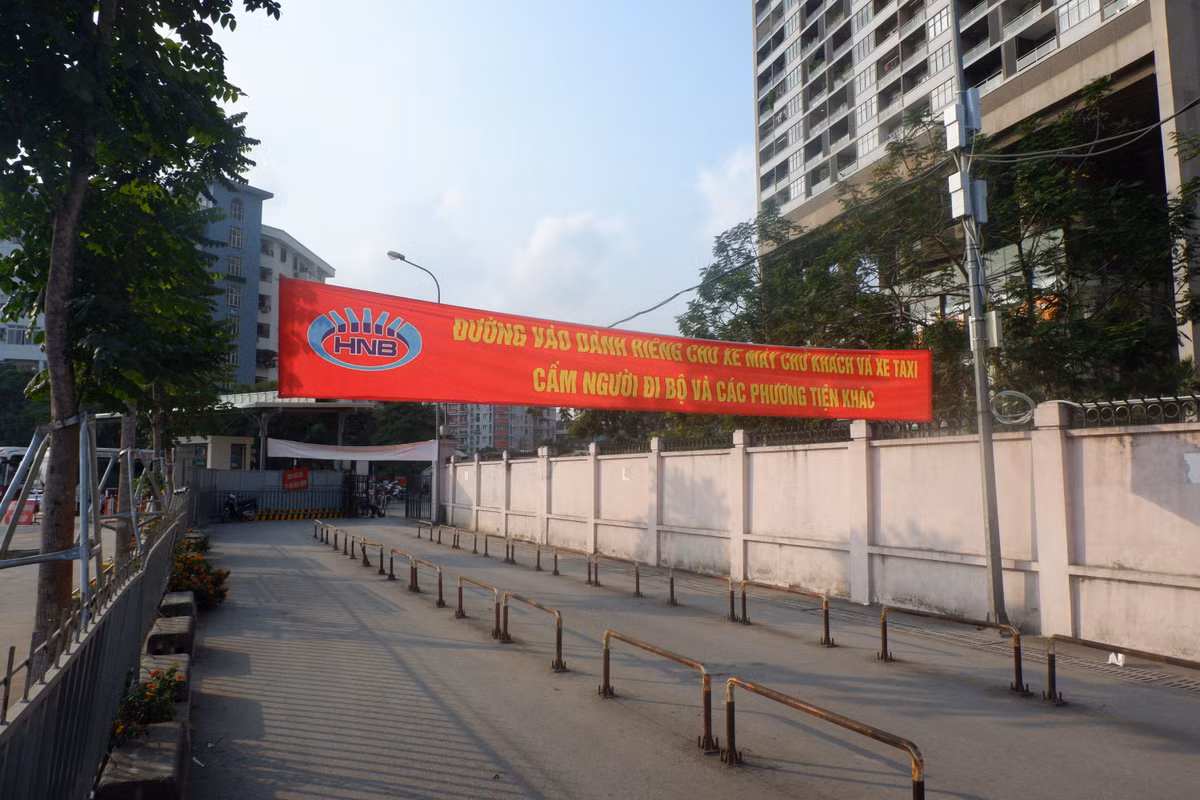 Do lượng khách đến bến giảm nên lượng xe như taxi, xe ôm đến đưa đón tại bến cũng giảm.