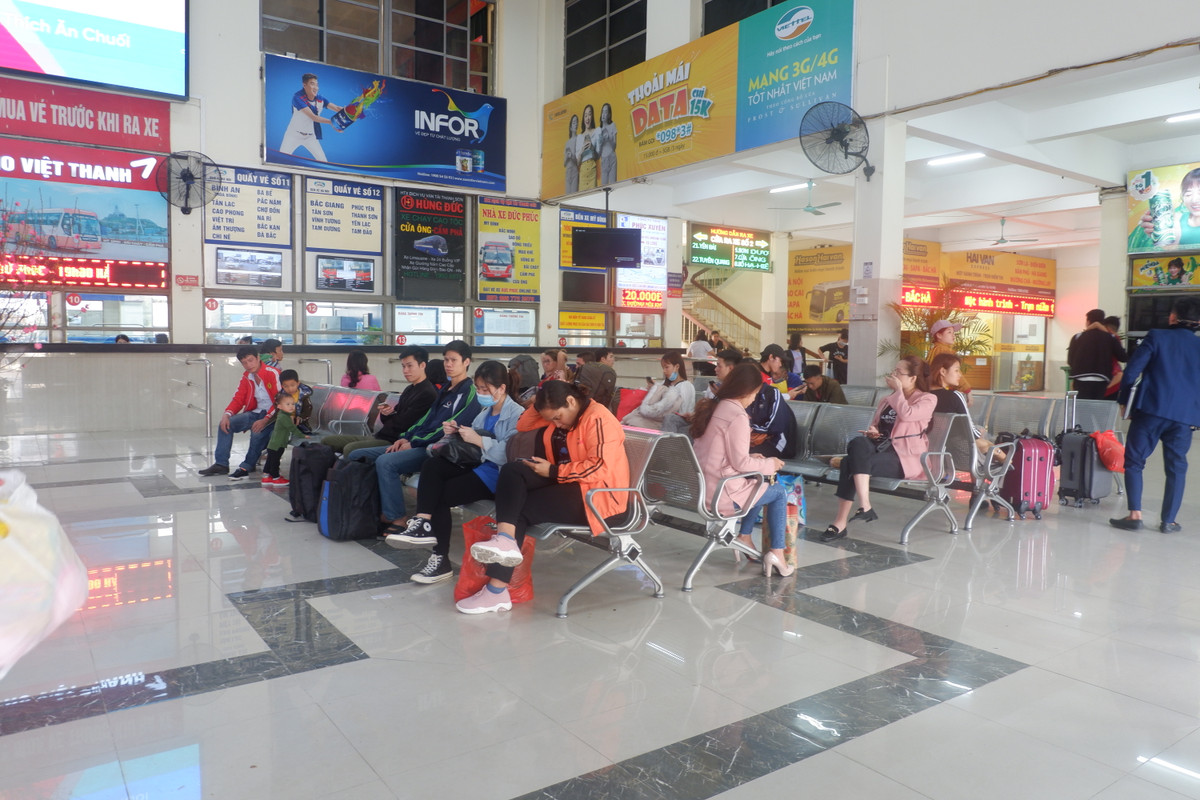 Chị Nguyễn Thị Hằng (27 tuổi, quê Lai Châu) chia sẻ, "Lúc ở nhà tôi nghĩ là nhưng ngày này sẽ rất khó khăn khi bắt xe do đông người, chen chúc lắm. Thực tế ra đây lượng khách cũng không nhiều, việc mua vé về quê cũng rất là thuận tiện, giá vé thì cũng không tăng, việc chờ xe cũng không quá lâu".