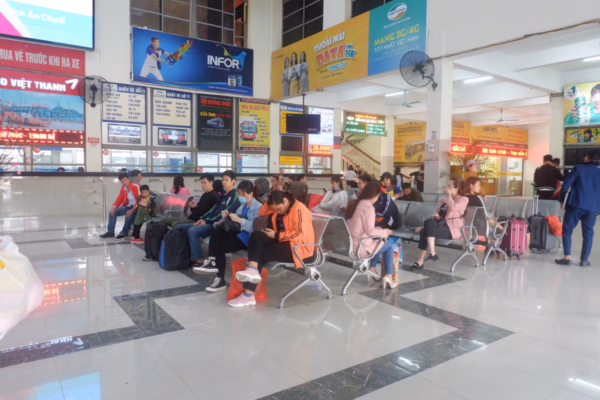 Chị Nguyễn Thị Hằng (27 tuổi, quê Lai Châu) chia sẻ, "Lúc ở nhà tôi nghĩ là nhưng ngày này sẽ rất khó khăn khi bắt xe do đông người, chen chúc lắm. Thực tế ra đây lượng khách cũng không nhiều, việc mua vé về quê cũng rất là thuận tiện, giá vé thì cũng không tăng, việc chờ xe cũng không quá lâu".