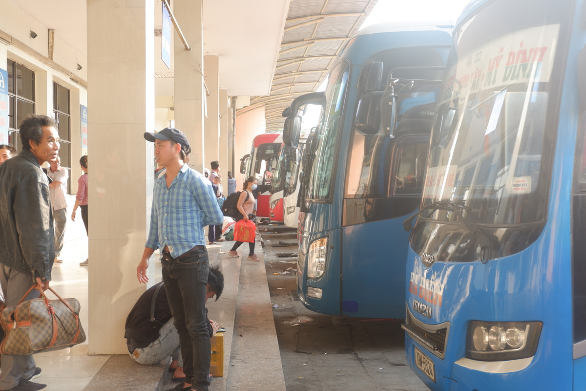 Trong khu vực xe đỗ, quang cảnh vẫn như ngày thường, không nhộn nhịp hơn là mấy. Nhiều xe phải xuất bến trong tình trạng chưa đầy khách, hoặc chỉ mới kín phân nửa số ghế.