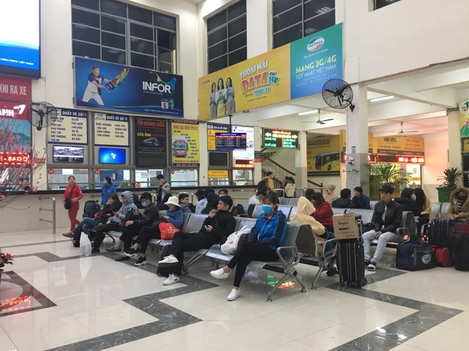 Nếu so với mọi năm, những ngày giáp tết lượng khách đổ về bến xe đông đúc ngồi chật kín các hàng ghế chờ mua vé, đợi xe thì năm nay nhiều ghế chờ vẫn trống.