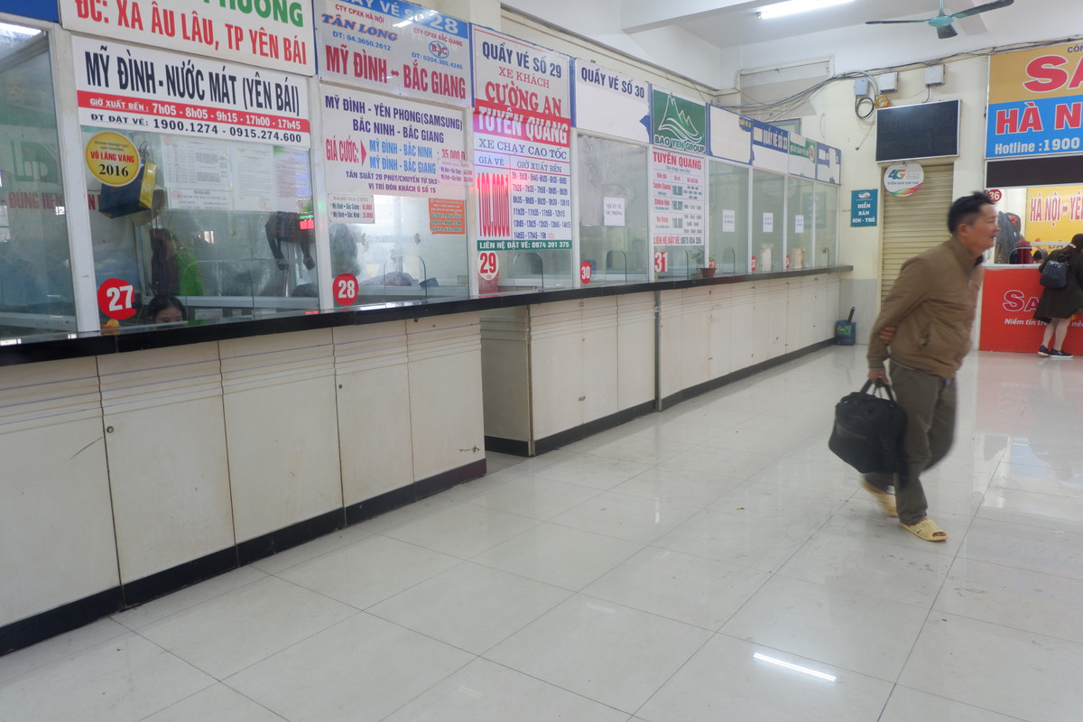 "Thường những ngày giáp Tết lượng khách có nhu cầu đi xe tại bến tăng nhiều nhưng không ngờ năm nay lại giảm nhiều như vậy, chỉ mong mấy ngày tới số lượng khách sẽ tăng lên", vị đại diện bến xe Mỹ Đình nói.