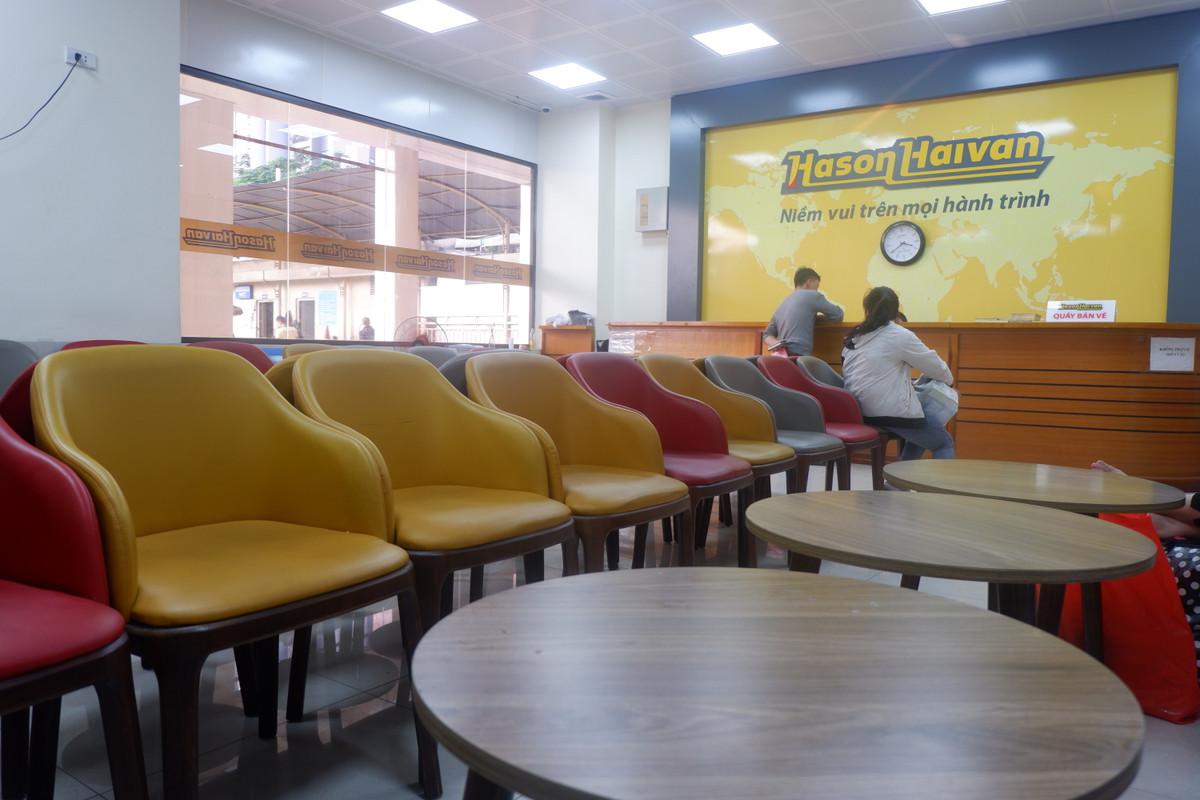 Tại quầy bán vé xe thưa thớt, chỉ vài người đến mua vé.