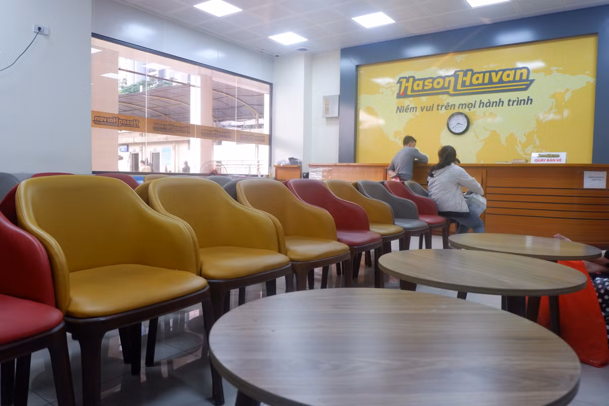 Tại quầy bán vé xe thưa thớt, chỉ vài người đến mua vé.