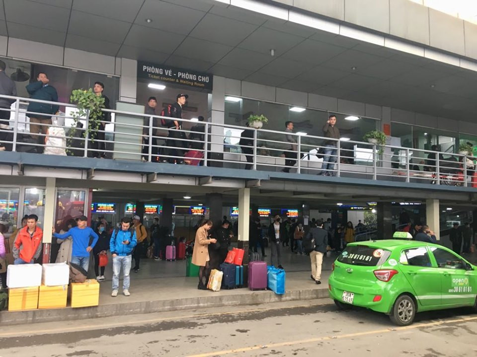 Ghi nhận tại bến xe Nước Ngầm vào chiều 18/1, trái ngược với bến xe Mỹ Đình, tại bến xe này lượng khách đông đúc.