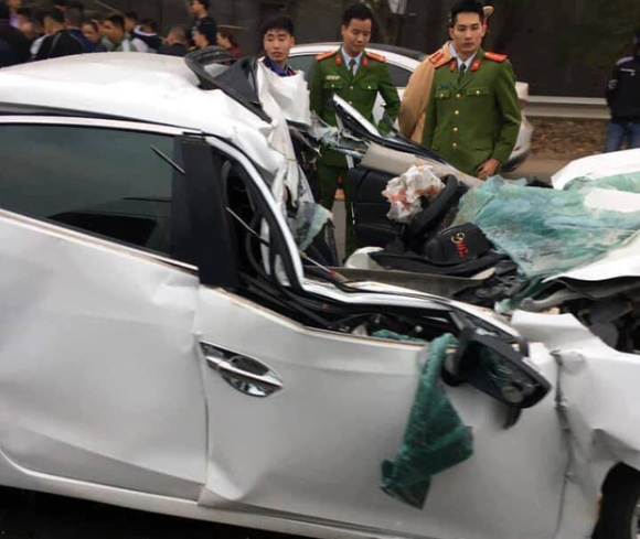 Mot nguoi tu vong, o to Mazda bien dang sau va cham voi xe ben