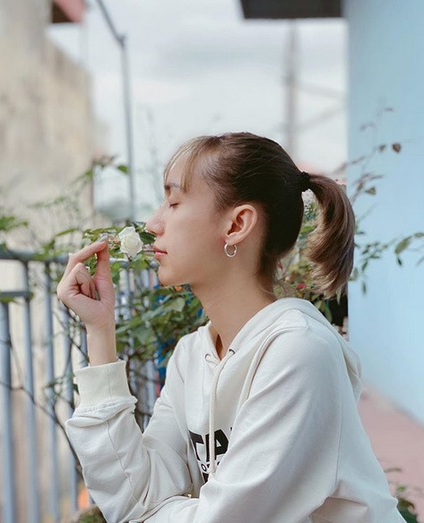 Chưa hết bất ngờ thì những ngày cuối cùng của năm 2019, Lynk Lee lại gây sốc khi chia sẻ bức hình chụp hình góc nghiêng thần thánh, đeo khuyên tai cùng kiểu tóc buộc đuôi gà nữ tính. Nếu chỉ nhìn thoáng qua, thực sự nhiều người sẽ nhầm tưởng giọng ca 8X là hot girl hay nữ sinh nào đó.