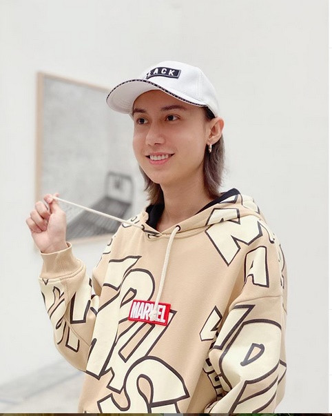 Thậm chí đến chính anh cũng tự thừa nhận mình đã cố gồng mình để nam tính bấy lâu nay. Cụ thể, khi có fan bình luận: "Trông giống con gái thiệt anh ạ", Lynk Lee đáp trả thẳng thừng: "Giống gì nữa, là rồi mà", " "Chính vì em không hiểu nên mới nói. Anh là đàn bà nên giống là phải thôi em".