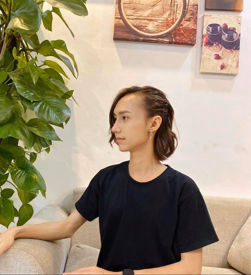 Lynk Lee giờ thích đeo khuyên, nuôi tóc dài để thử nghiệm nhiều cách tạo kiểu.